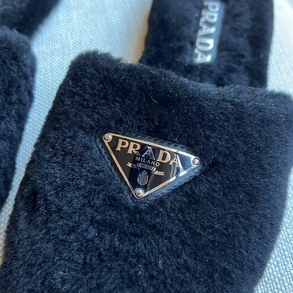 Prada logo plaque shearling slippers - Picture 3 of 9